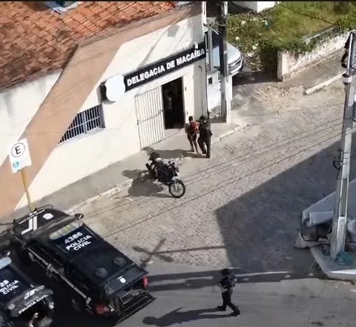 Duas mulheres são presas suspeitas de tráfico de drogas em Macaíba; adolescente é apreendido
