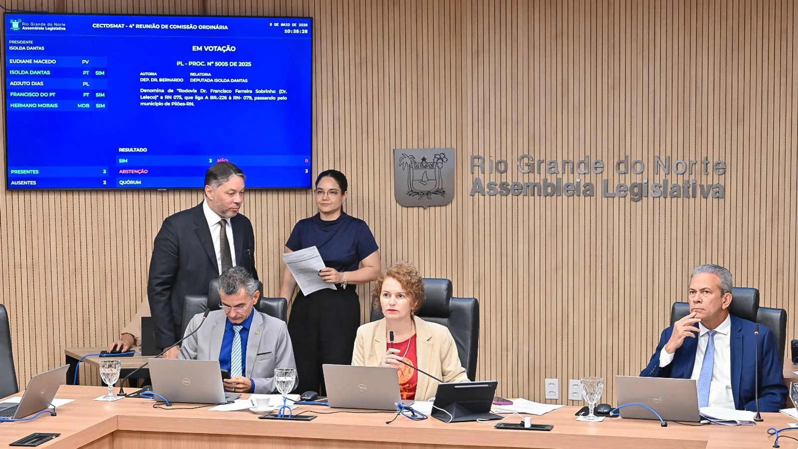 Comissão de Educação aprova projeto sobre recarga de veículos elétricos em condomínios