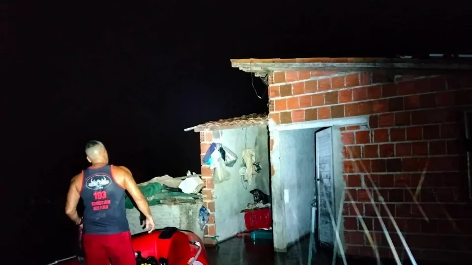 Bombeiros resgatam idoso ilhado em interior do RN após fortes chuvas