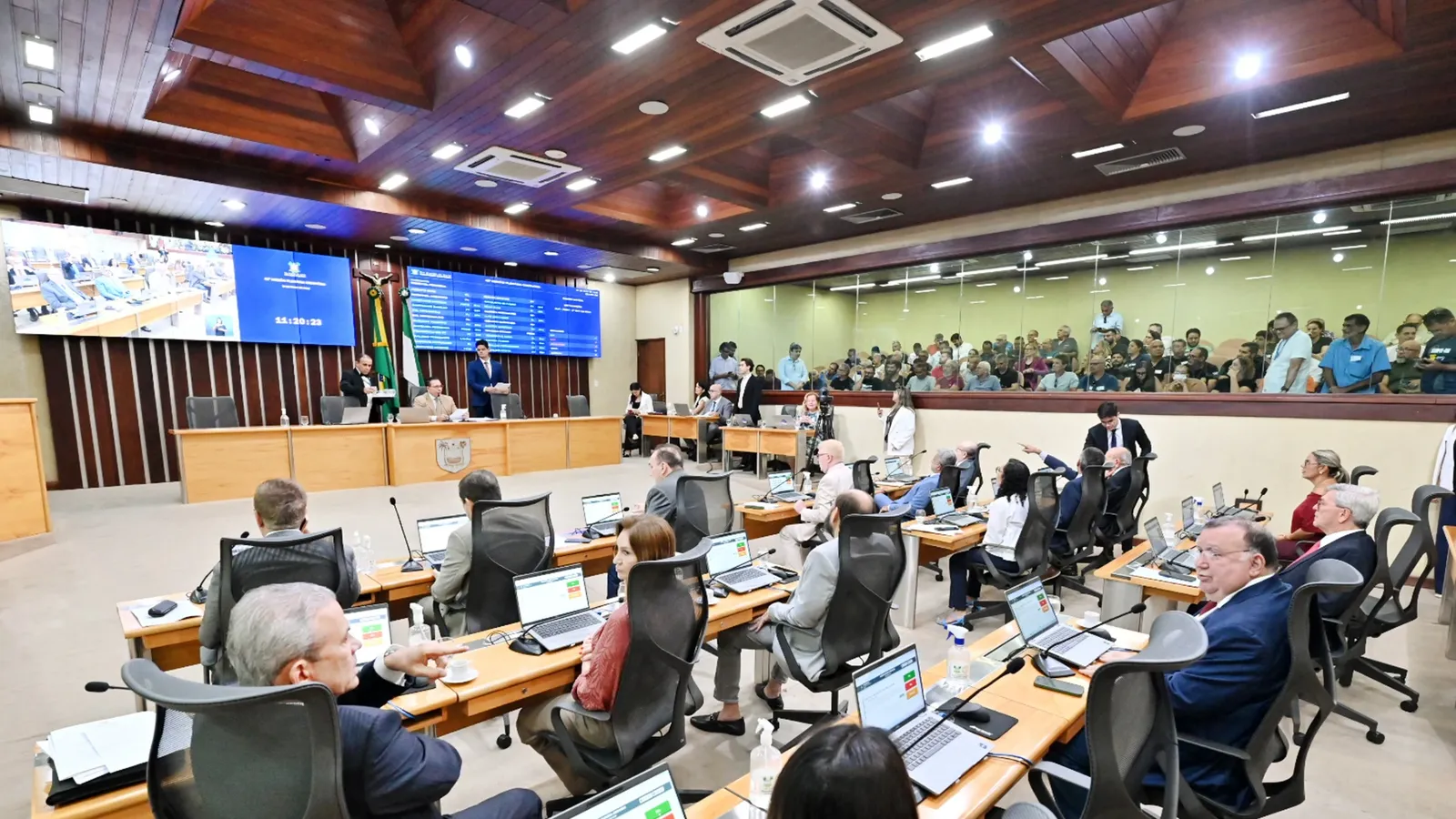 Deputados aprovam projeto que veta promoção a envolvidos em crimes de feminicídio