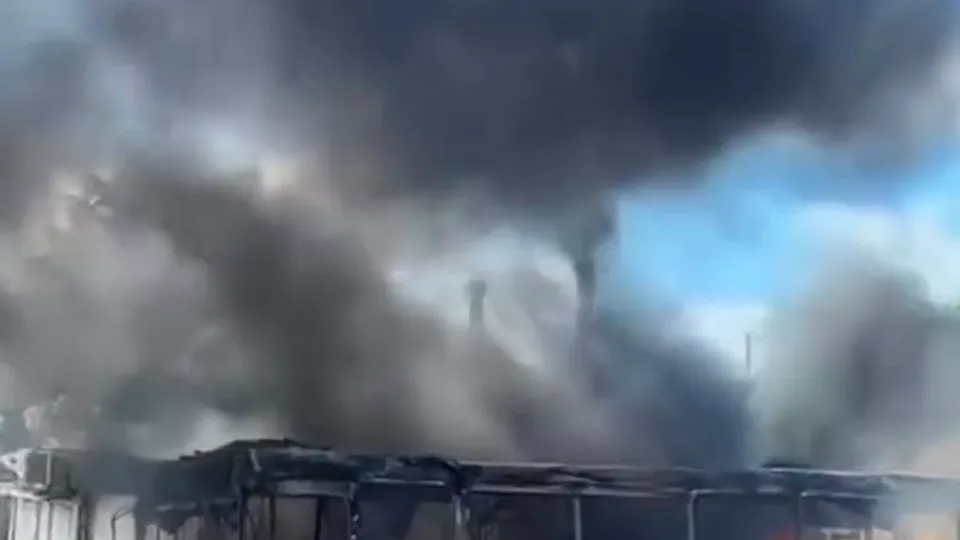 Ônibus são atingidos por incêndio em garagem na Grande Natal
