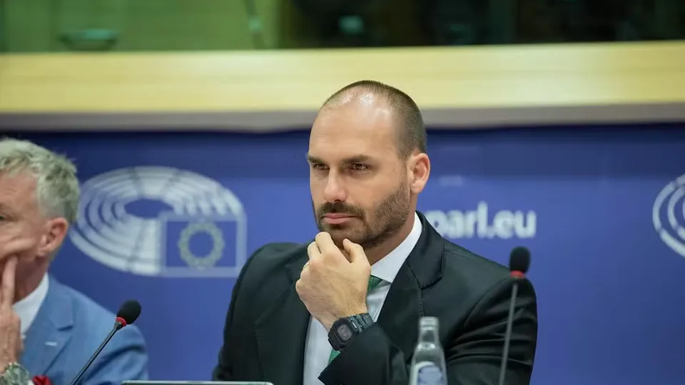 Moraes rejeita pedido de adiamento e mantém julgamento de Eduardo Bolsonaro nesta terça