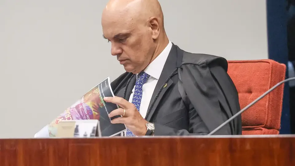Moraes dá 24 horas para Bolsonaro explicar arma apreendida em blitz
