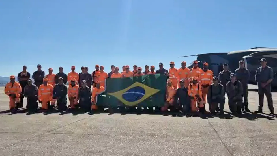 Quarto voo brasileiro para Venezuela decola com bombeiros e donativos