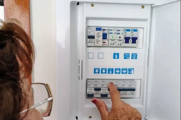 Mãe de três filhos com deficiência será indenizada após esperar quase 10 meses por ligação de energia elétrica
