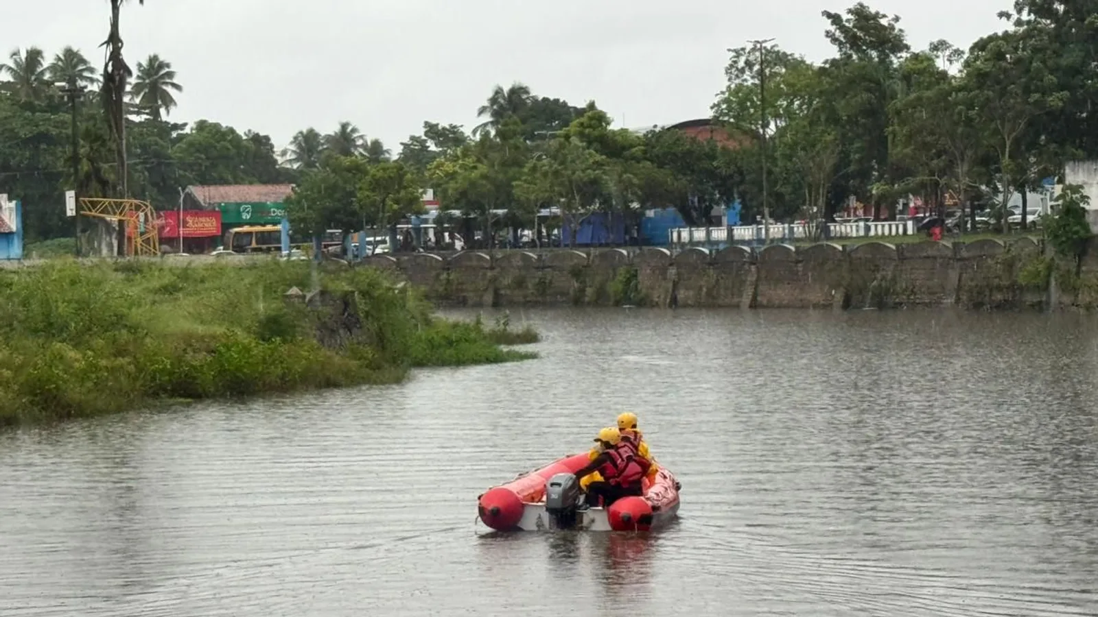 Bombeiros retomam buscas por jovem desaparecido no rio Jundiaí, em Macaíba