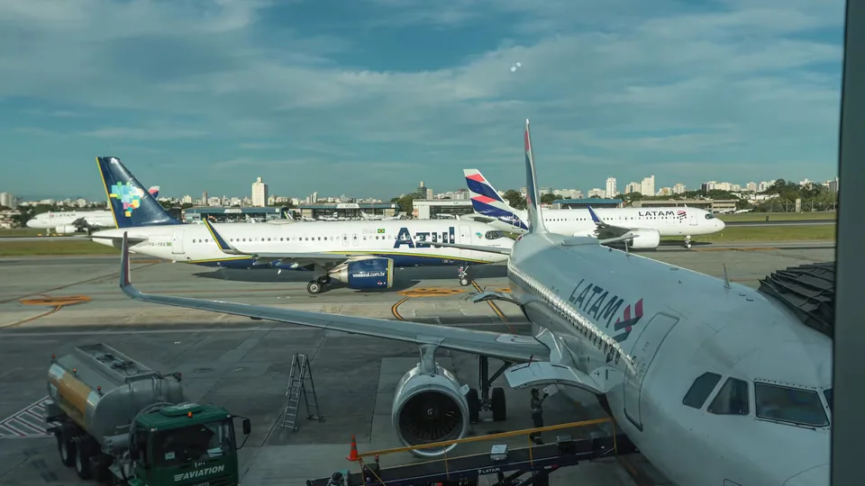 Mulher morre ao cair de escada de avião no desembarque em Congonhas, em SP