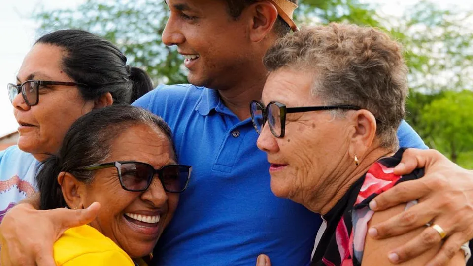 Allyson lidera com ampla vantagem, 40,80% contra 19,90% de Álvaro e 13% de Cadu, em pesquisa