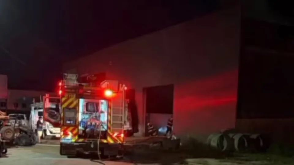 Incêndio destrói oito veículos de esportes de aventura em garagem na Grande Natal