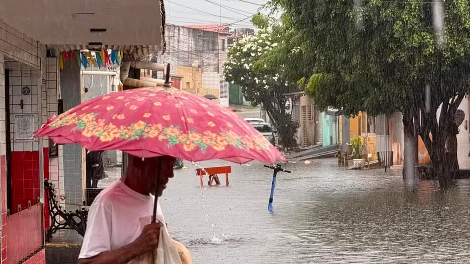Ruas ficam alagadas após chuvas em Natal