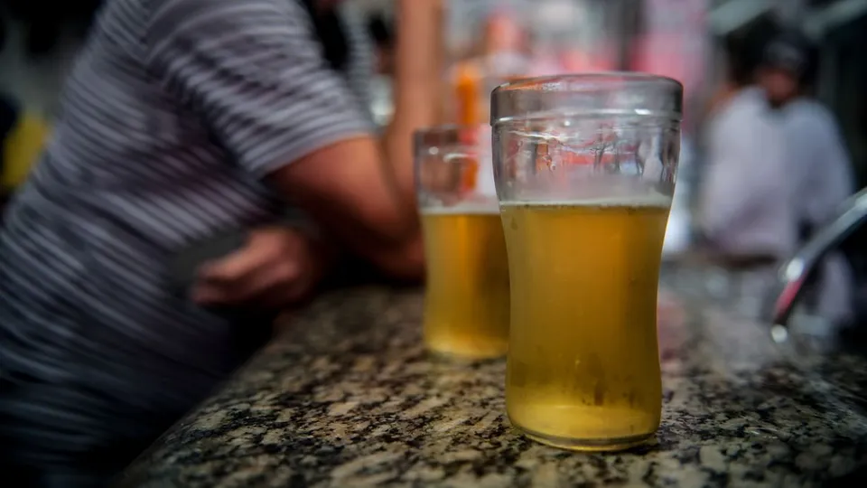Copos de cerveja sobre o balcão de um bar