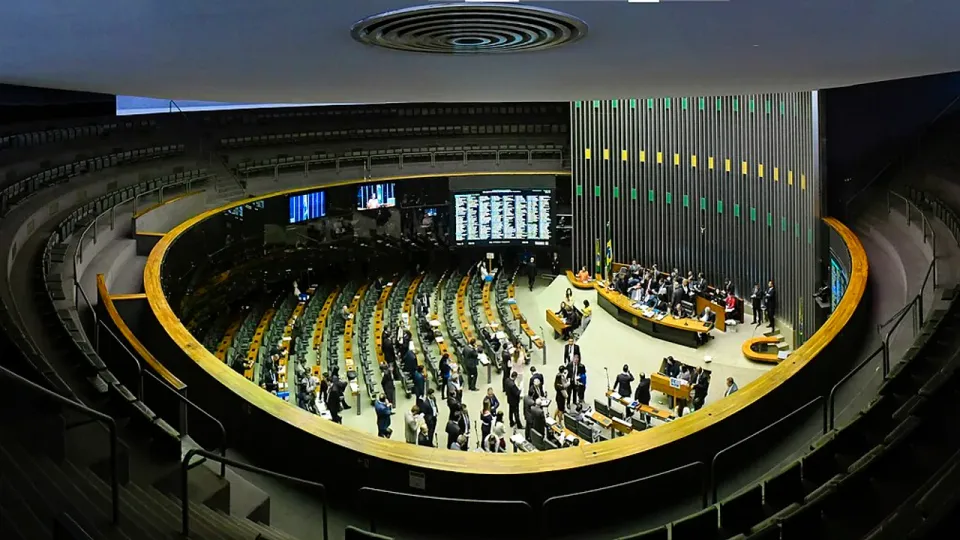 Vista do alto do plenário da Câmara dos Deputados, em Brasília, com parlamentares em sessão