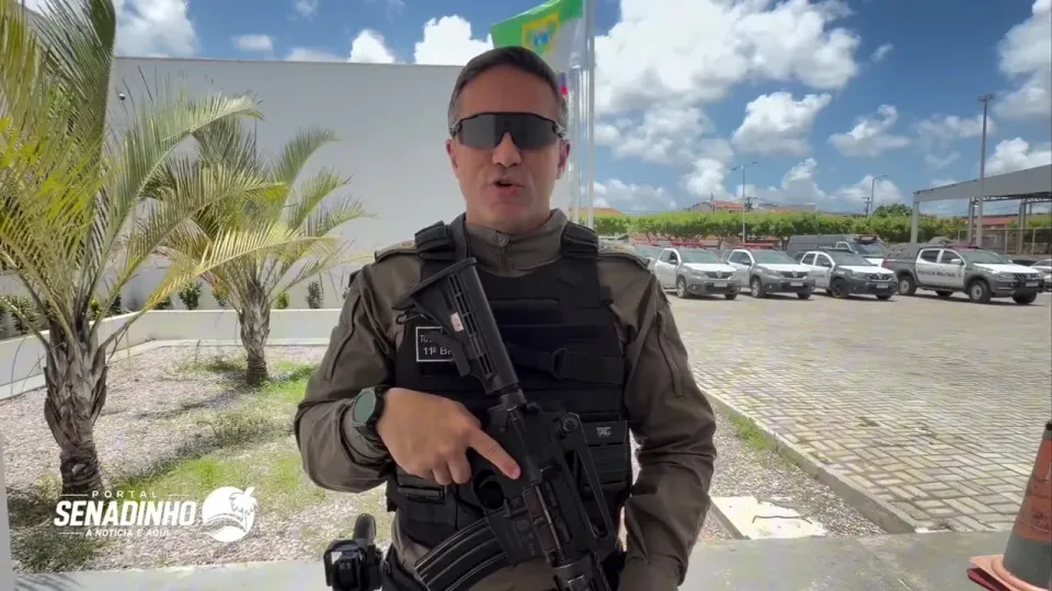 O tenente-coronel Lenarte Azevedo, comandante do 11º BPM, fala em frente ao batalhão em Macaíba