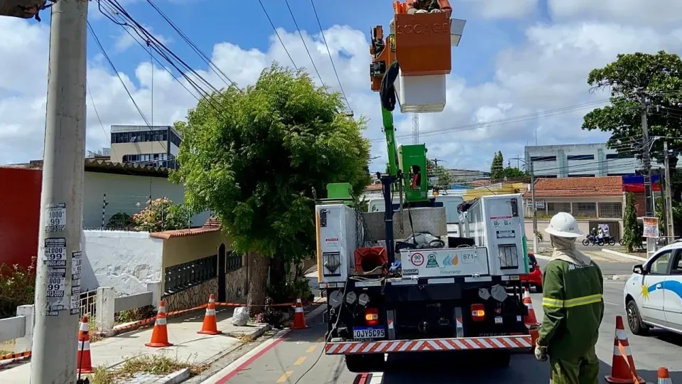 Equipe da Neoenergia Cosern trabalha em poste com caminhão de cesto aéreo em rua de Natal