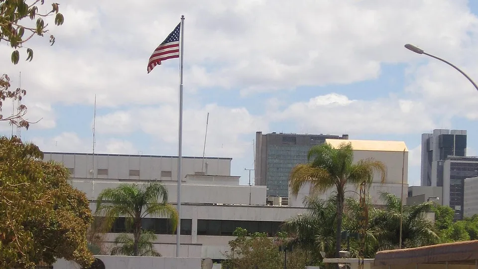 Fachada da Embaixada dos Estados Unidos em Brasília, com a bandeira americana
