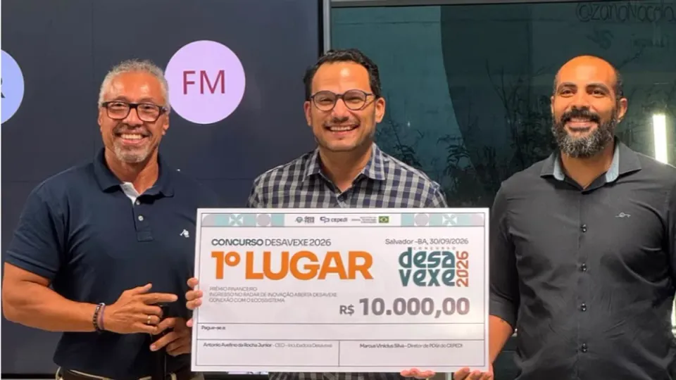 Representantes da startup Jupitera seguram o cheque de primeiro lugar do Concurso Desavexe 2026