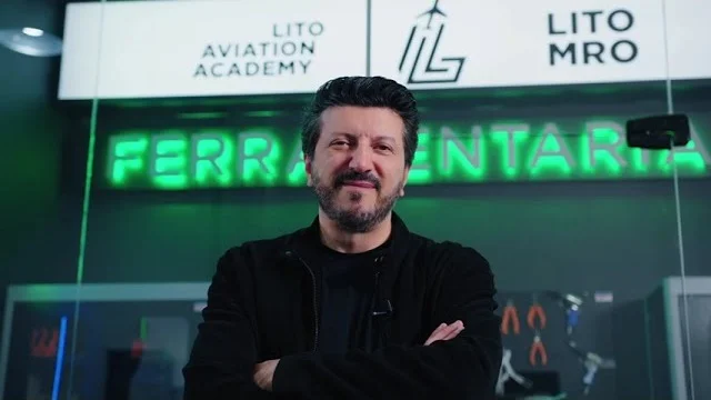 Lito Sousa, de braços cruzados, na escola de aviação Lito Aviation Academy