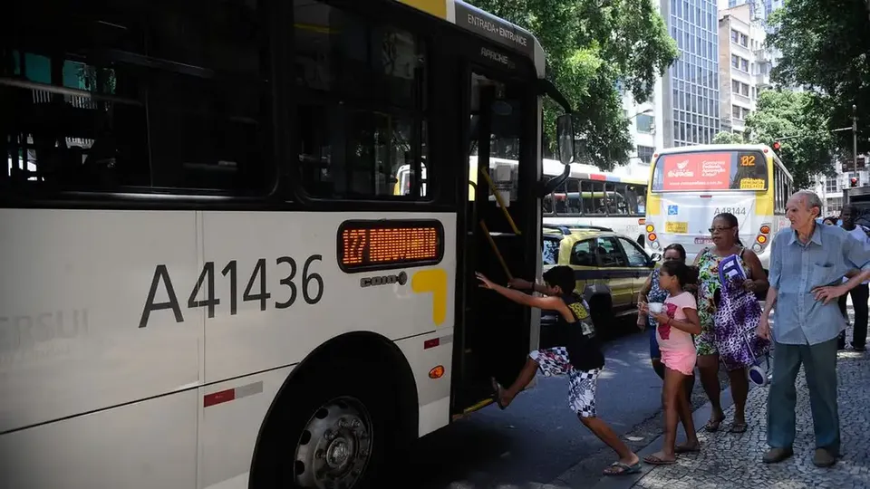 Passageiros embarcando em um ônibus