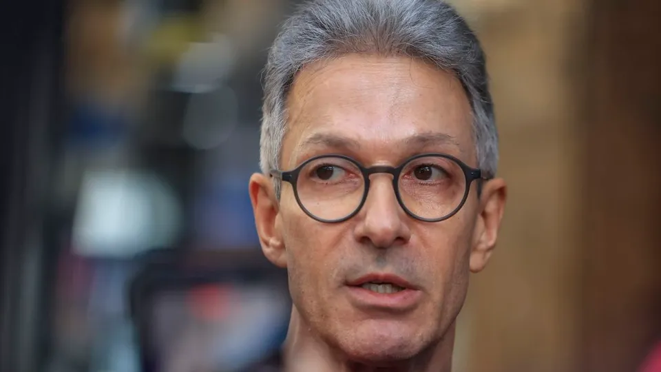 Romeu Zema, de óculos, fala com jornalistas