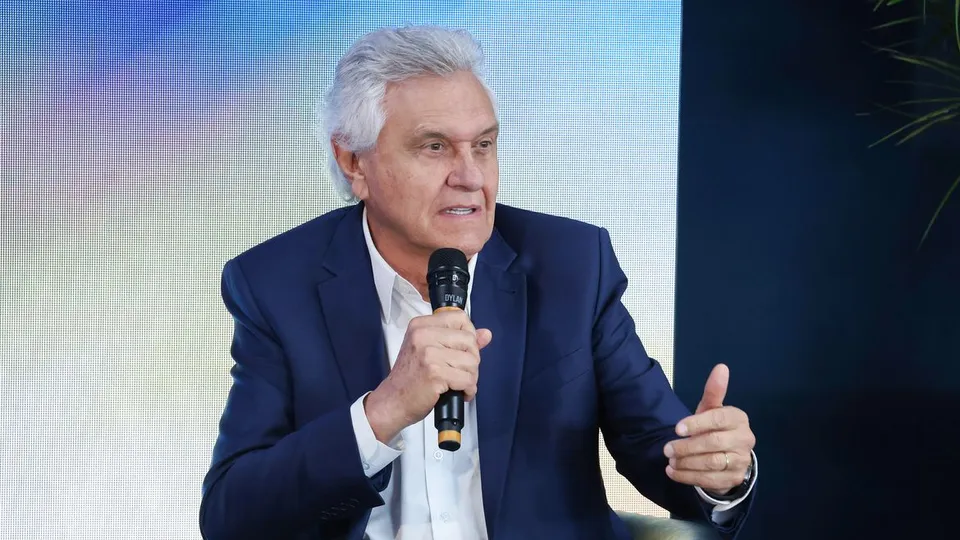 Ronaldo Caiado, de terno azul, fala ao microfone