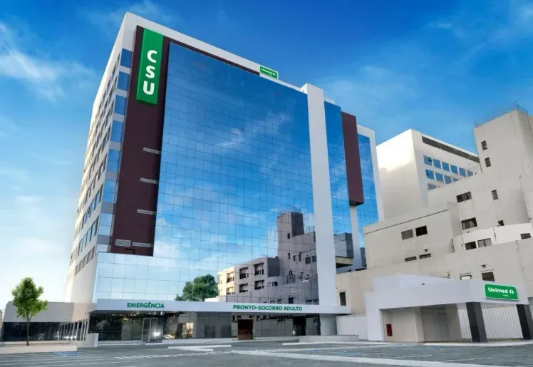 Prédio da Unimed Natal com fachada de vidro e placa de pronto-socorro
