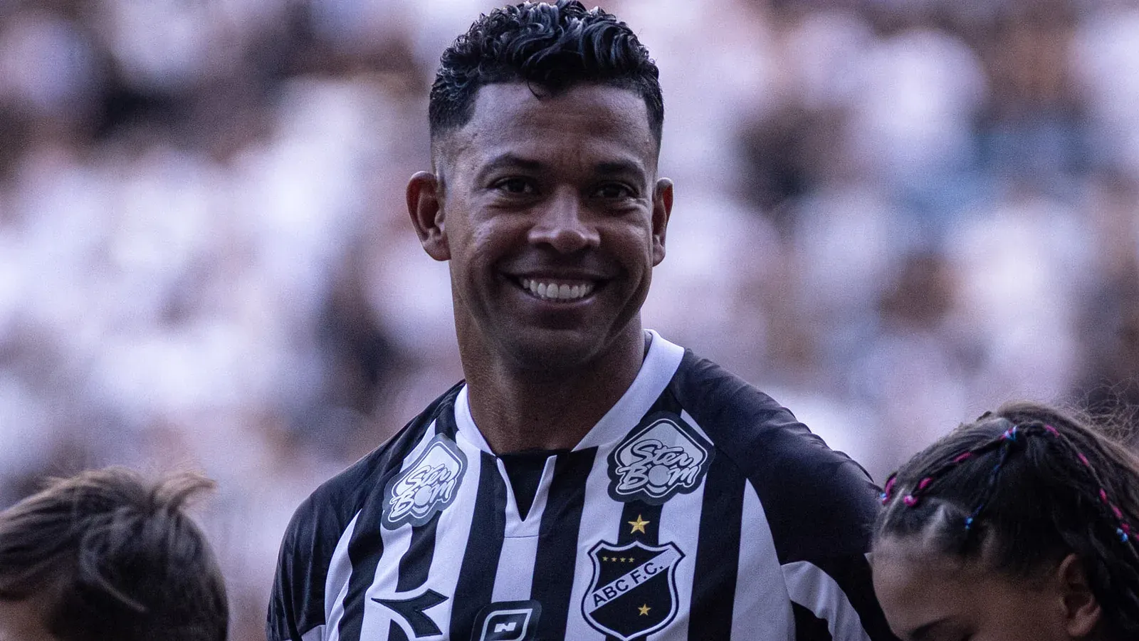 O atacante Wallyson sorri com a camisa do ABC antes de uma partida