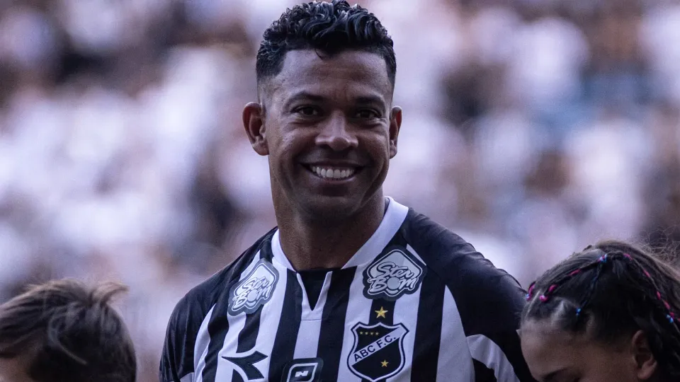 O atacante Wallyson sorri com a camisa do ABC antes de uma partida